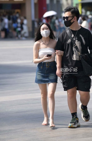别人家的白皙牛仔裙女友