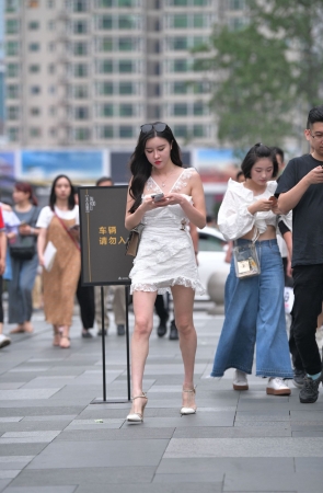 性感的蕾丝花裙美女