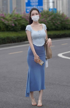 高挑蓝色长裙美女