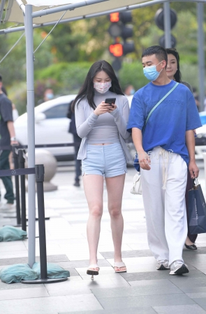 街拍热裤邻家美腿小姐姐
