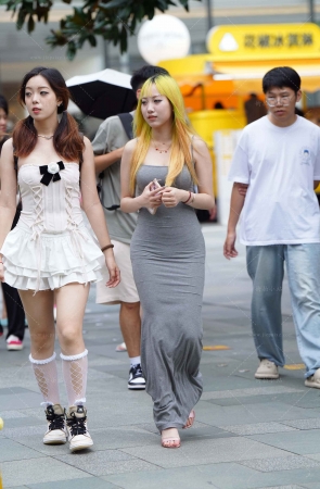 街拍灰色裹身裙美眉