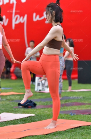 &妩媚橘红紧身裤美女