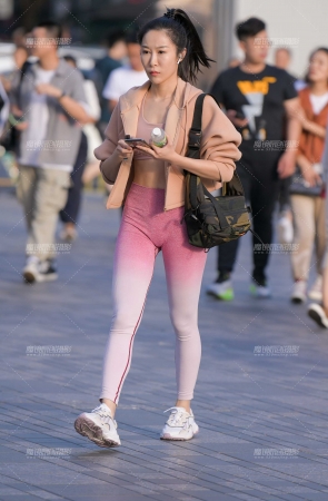 粉色瑜伽裤美女