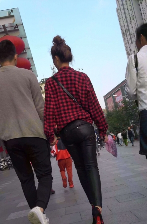 黑色皮裤美女