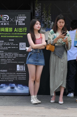 抓拍小清新风，牛仔短裙小仙女