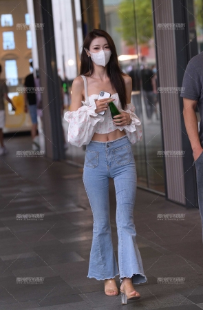 抹胸紧牛美女