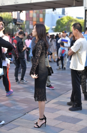 黑色镂空连体裙美女