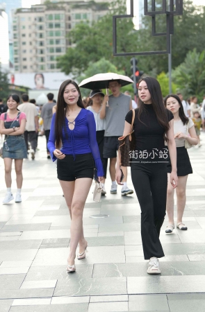 街拍成熟型大白腿美女姐姐