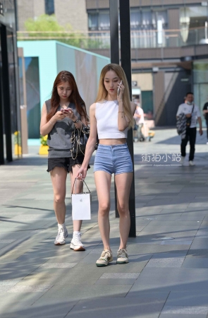打电话的女孩
