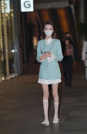 浅绿包臀裙大长腿美女