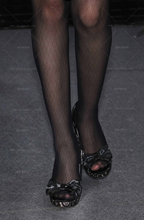 26321-18-43√冰冰超人-低胸吊带黑丝 7P