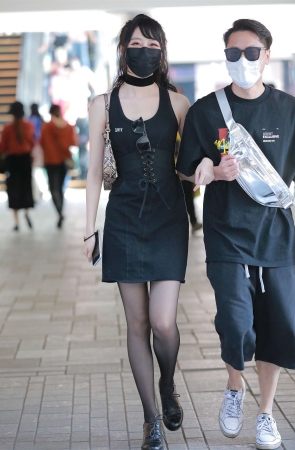 四九城嘎子街拍作品 - 黑丝美腿女友