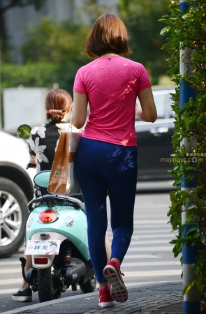 运动裤少妇背影----（10P）