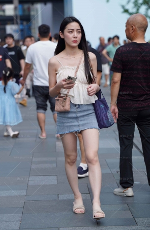 街拍牛仔裙美腿美姐