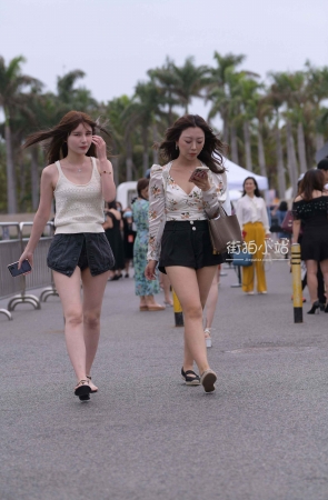 街拍美腿姊妹花