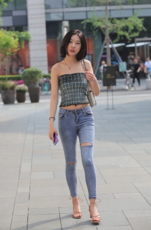 苗条紧身牛仔裤