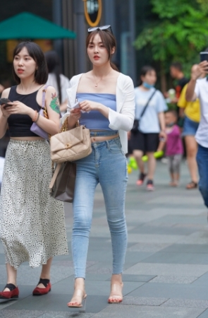 紧牛美眉