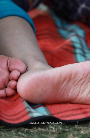 带着帽子的七分牛仔裤船袜妹子