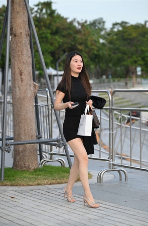 黑色短裙银高跟