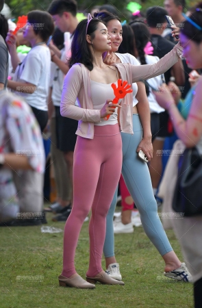 &喜欢拍照瑜伽裤美女