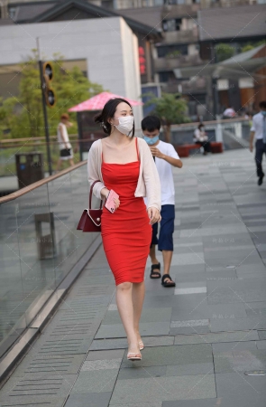 街拍红色吊带裙白皙小姐姐