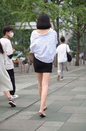 街拍美腿黑色短裙小姐姐