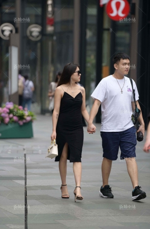 街拍黑色吊带裙性感女友