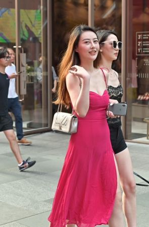 两个漂亮的吊带美女