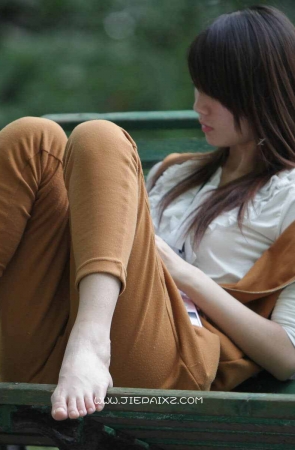 长椅上的女孩衣服生无可恋的表情