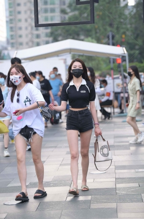 街拍热裤姐妹