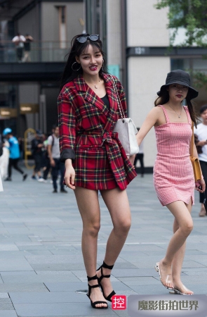 吃着棒棒糖的小姐姐3A609[217M]