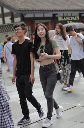 好可爱肉肉的大眼美眉