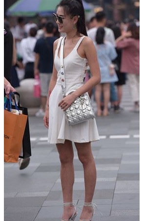 漂亮的白裙美女【套图+视频】