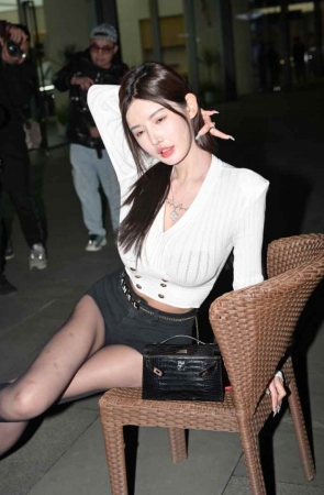 黑白搭配黑丝高跟 [242P-4.84GB]