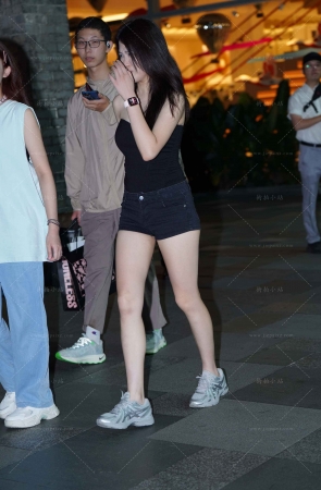 街拍热裤白皙美腿小姐姐