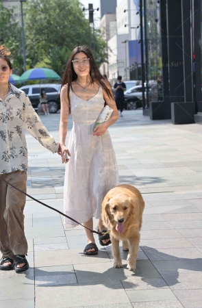 街拍白长裙美眉