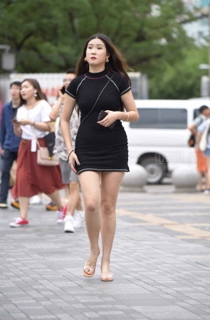 街拍黑色裙高跟美女