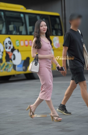 靓丽粉色包臀少妇