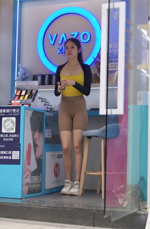 漂亮的黄衣吊带超紧裤美女