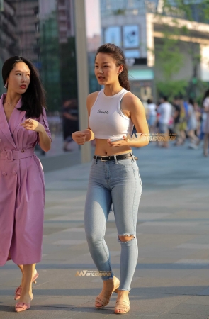 紧牛翘臀好身材
