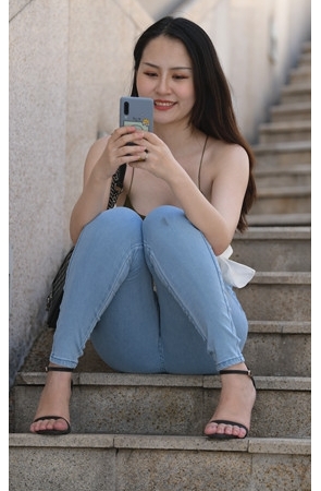 （视频）紧身牛仔裤小姐姐 [3.24G/MP4]