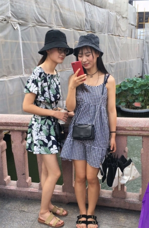 两位小清新美女很甜美