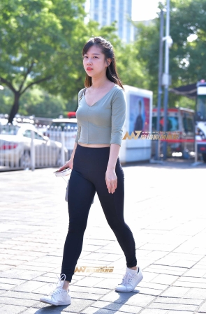 黑色紧身裤美女