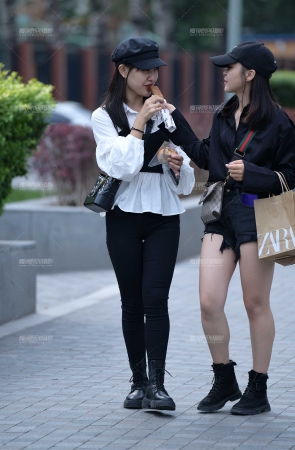 &笑盈盈黑牛仔裤美女