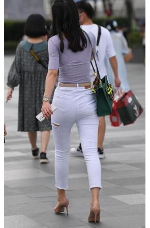 白色紧身裤美眉(73P)