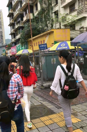 跟拍鲜艳大红吊带衫紧身白裤小学妹