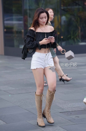 街拍一字肩美腿小姐姐