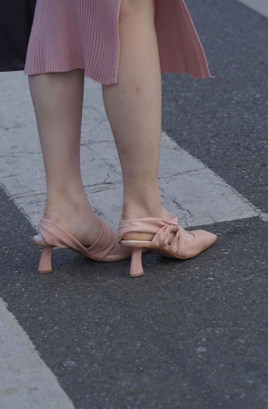 街拍一身粉色的时尚美女
