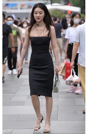 漂亮的黑色吊带连体包臀长裙美女(55P)[1.14G/JPG]