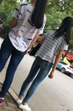 等公交车的紧身蓝牛清纯学生妹